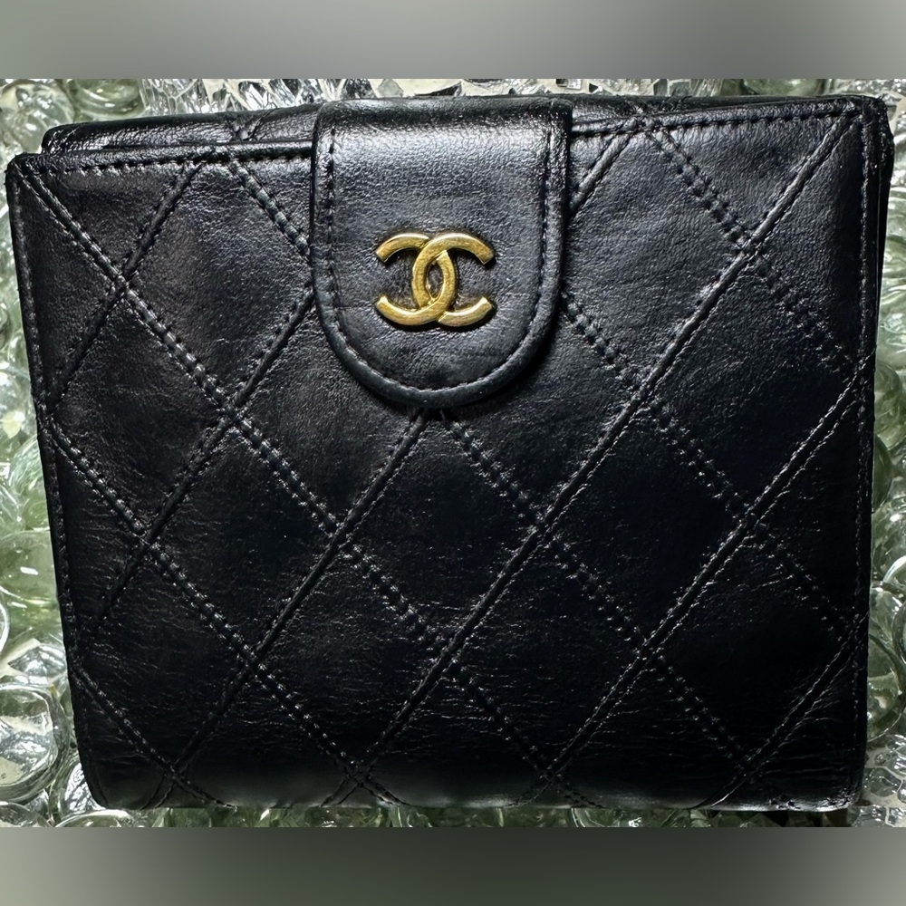 Chanel Black Vintage quilted Compact Wallet with Gold Logo (COA) included! - Picture 11 of 13
